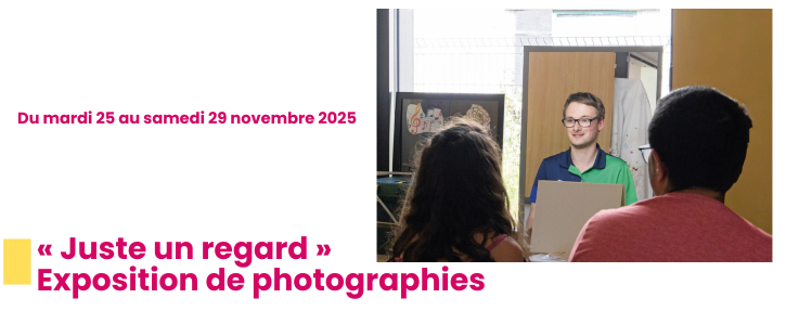 Le rreflet d'un jeune homme dans un miroir observé par 2 personnes de dos